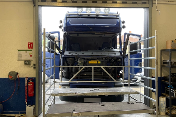 Camion Scania en atelier pour remplacement du pare brise poids lourd